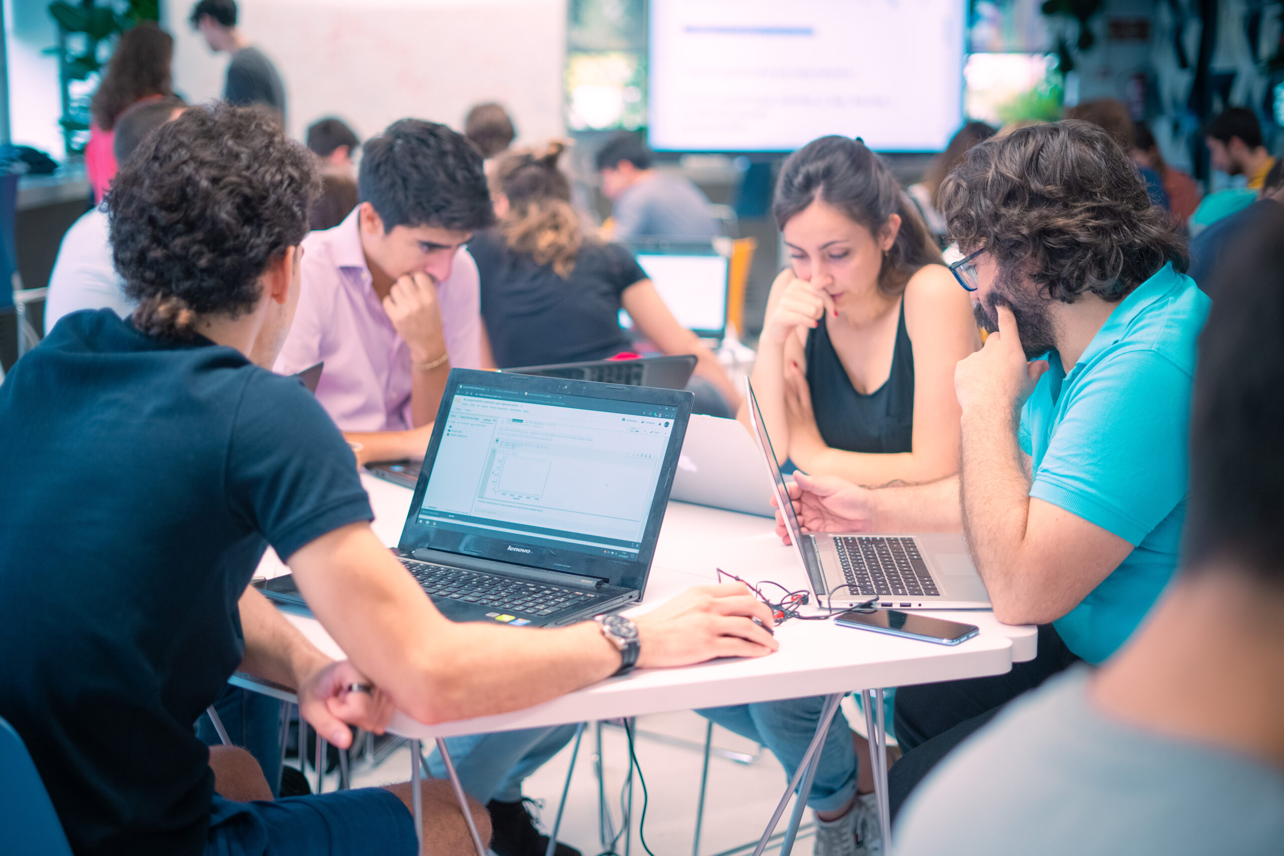 grupo jovenes aprendiendo inteligencia artificial